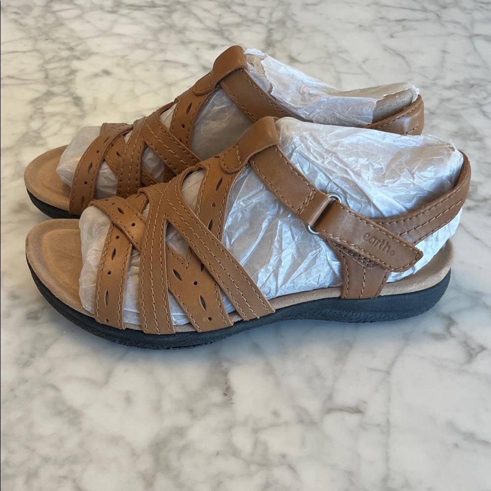 Earth Origins NWOT Tan Strappy Sandals Women’s Size 7W